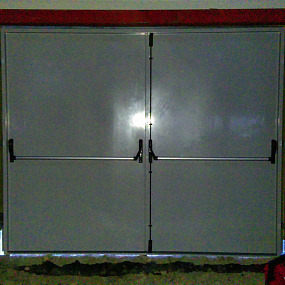 Двустворчатая огнестойкая дверь с двойной антипаникой